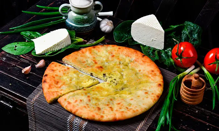 /catalog/osetinskie-pirogi/image1/pirog_s-syrom-i-zelenym-lukom-kadynzdzhyn_img1.webp